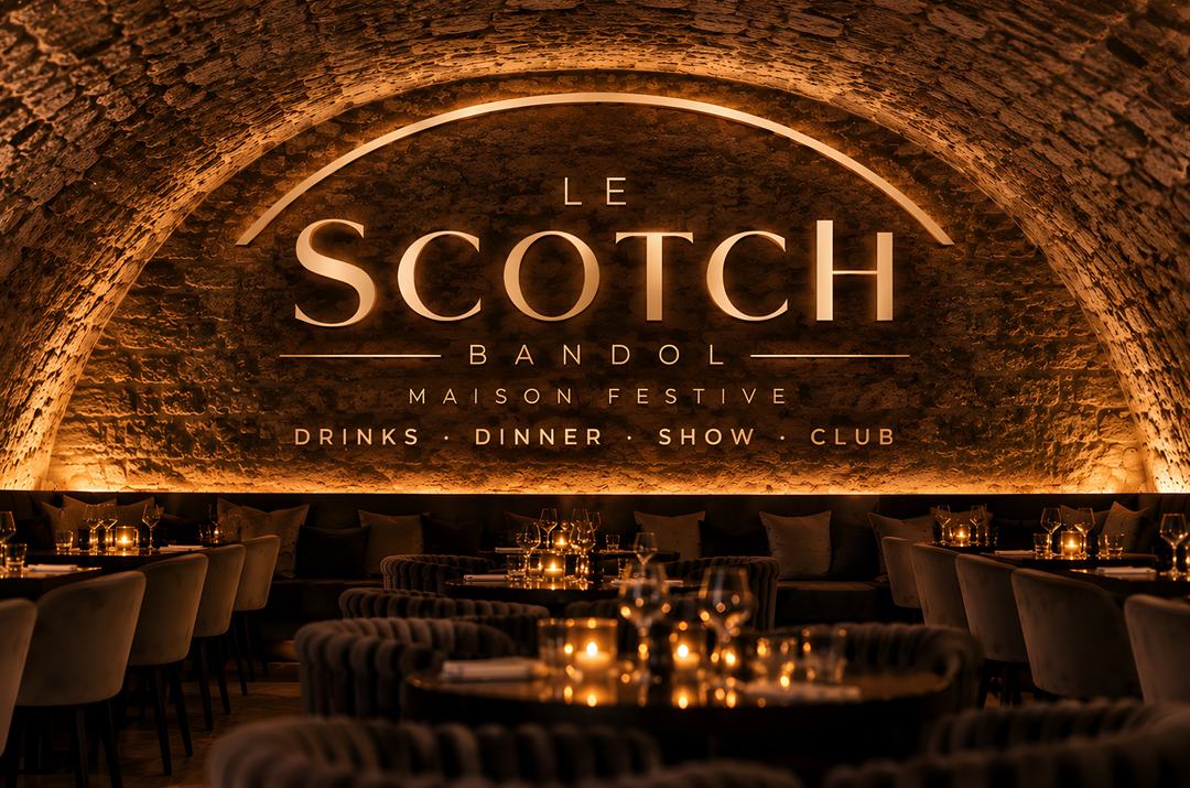 La cave voûtée du Scotch, tables aux chandelles et enseigne lumineuse « Le Scotch, Bandol, maison festive : drinks, dinner, show, club »